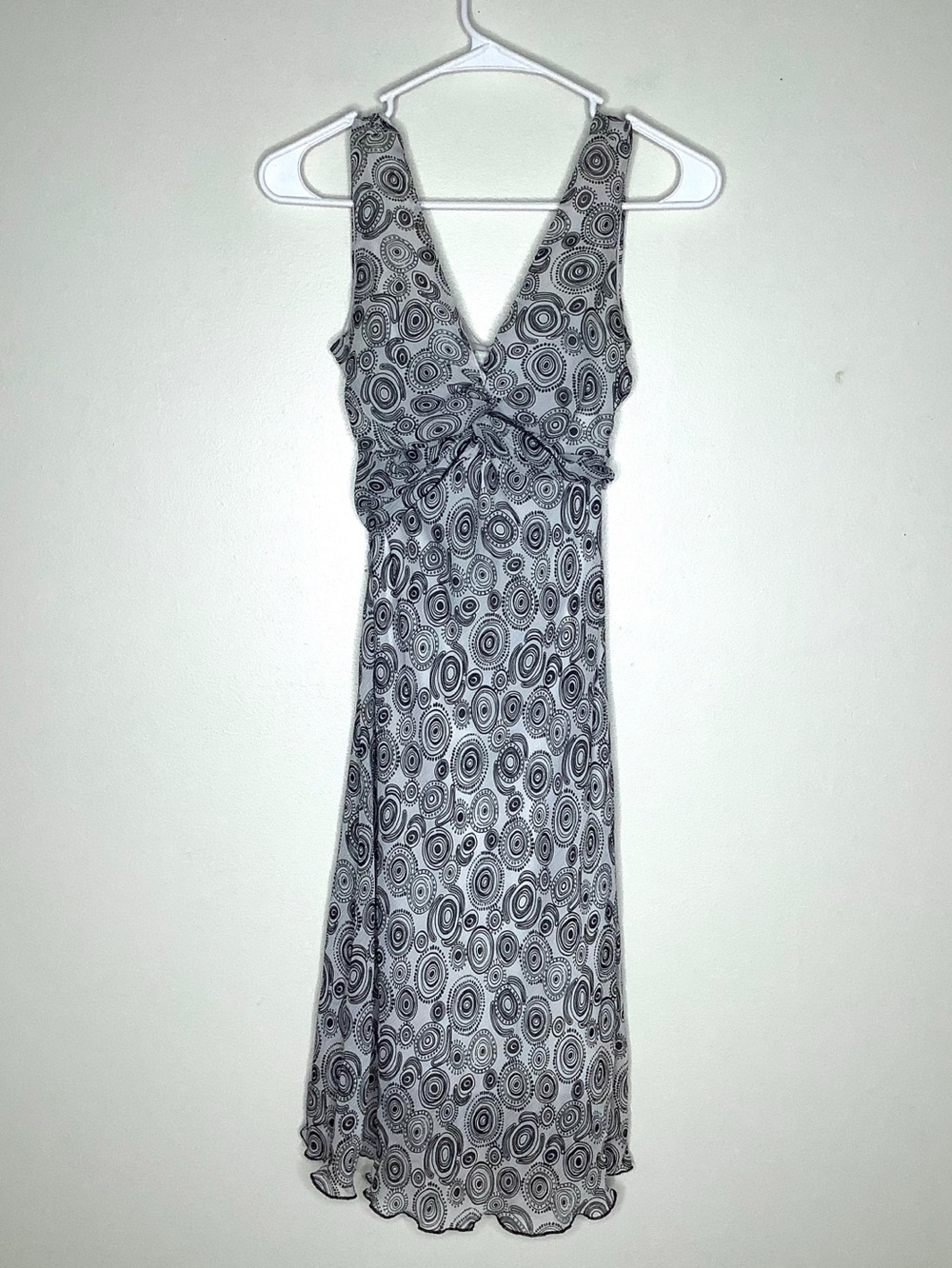 < Y2K Studio Y Swirled Circle Pattern V-Neck Midi Dress >